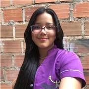 Profesora imparte clases a niños de primaria